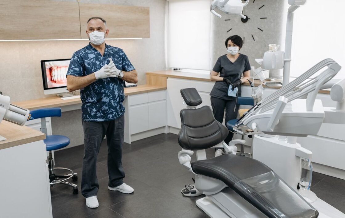 Clínica dental cuyas llamadas atiende un agente de voz con IA, con el equipo en consulta