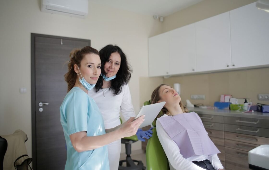 Paciente de una clínica dental consultando información gestionada con el bot de WhatsApp