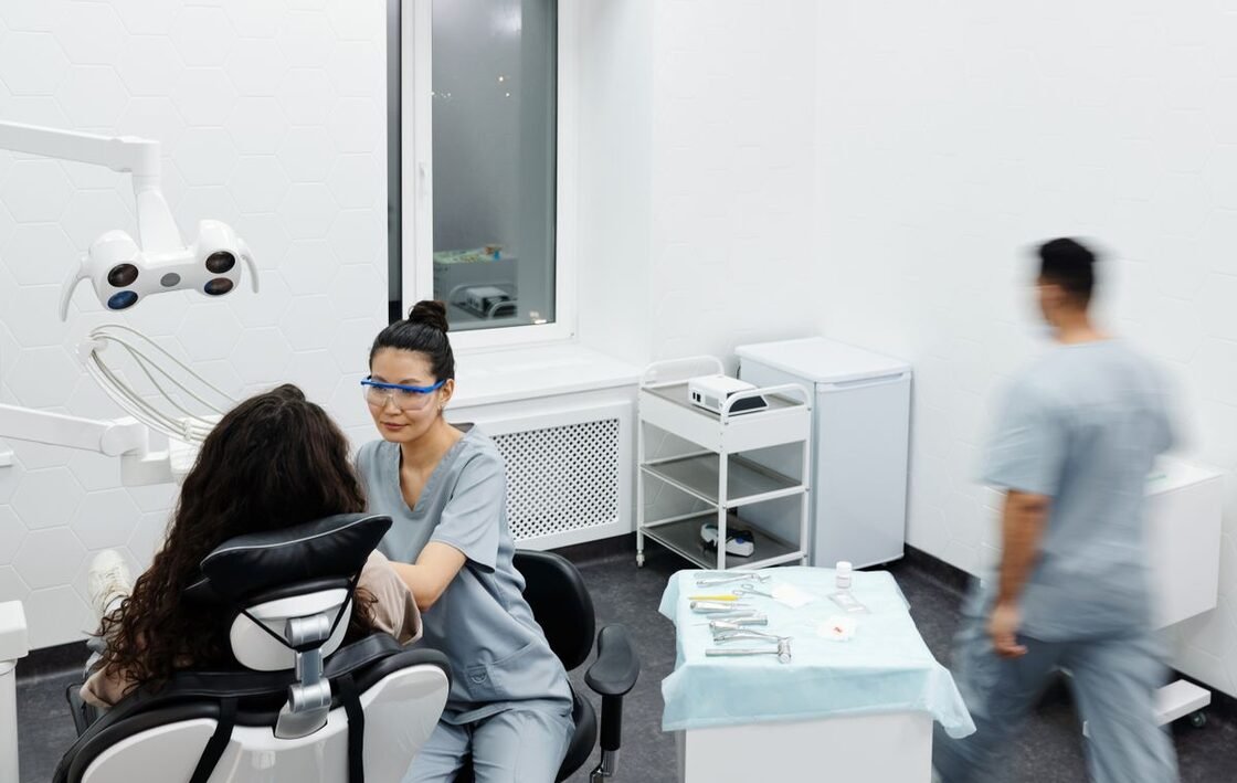 Atención a una paciente en una clínica dental que usa una recepcionista virtual con IA