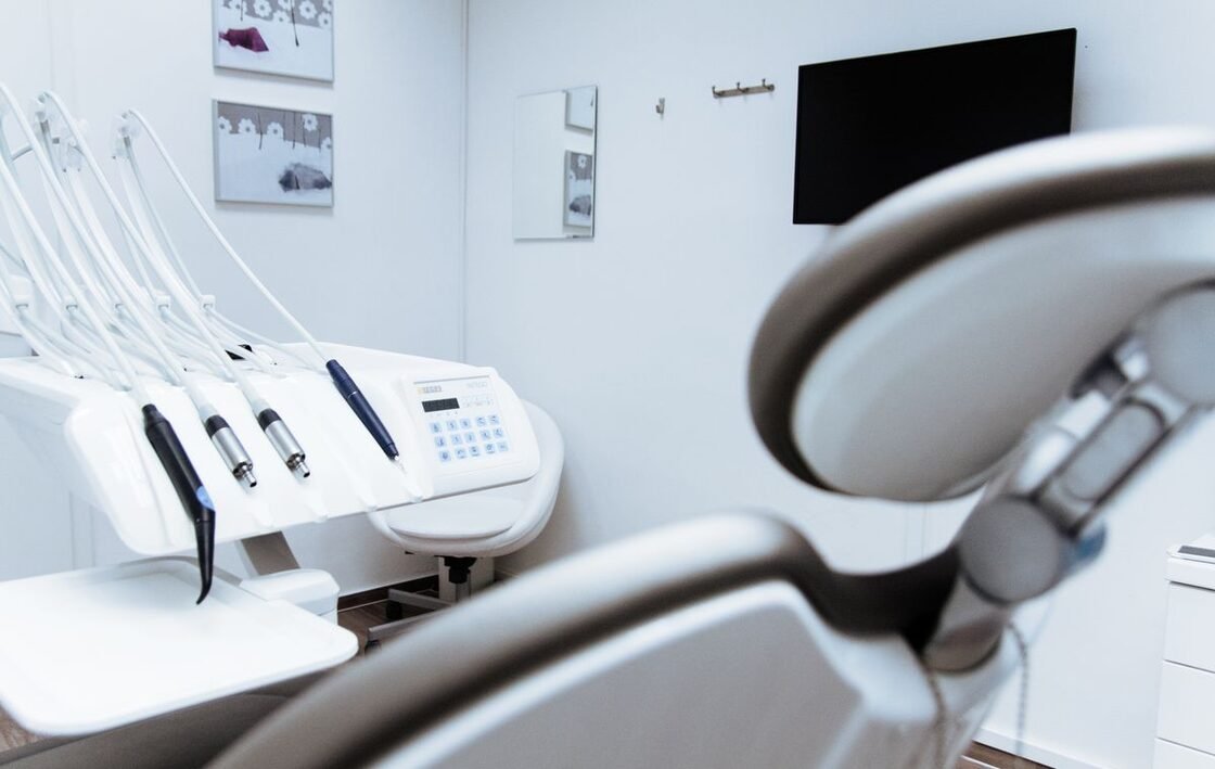 Sillón vacío en el gabinete de una clínica dental por la ausencia de un paciente (no-show)