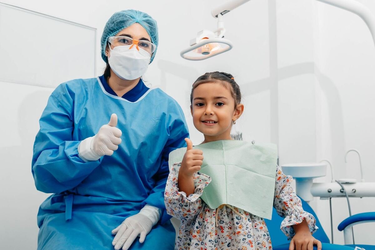 Paciente y dentista en clínica dental