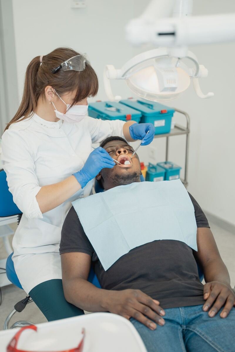 Dentista atendiendo a un paciente en clínica dental